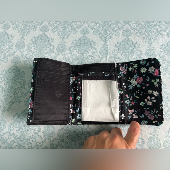 Vera Bradley RFID Riley compact wallet in cotton Botanical ditsy. - Picture 3 of 4